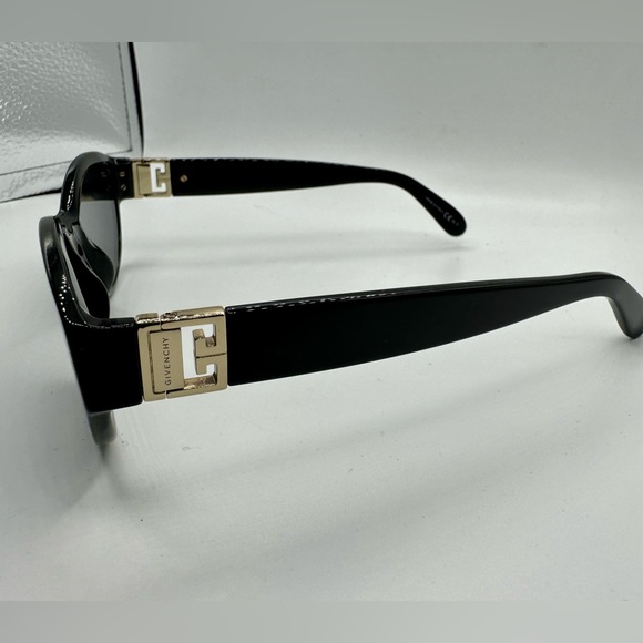 Givenchy Logo Oval Sunglasses, made in 🇮🇹 Italy‼️100% Authentic ‼️ - Picture 13 of 16
